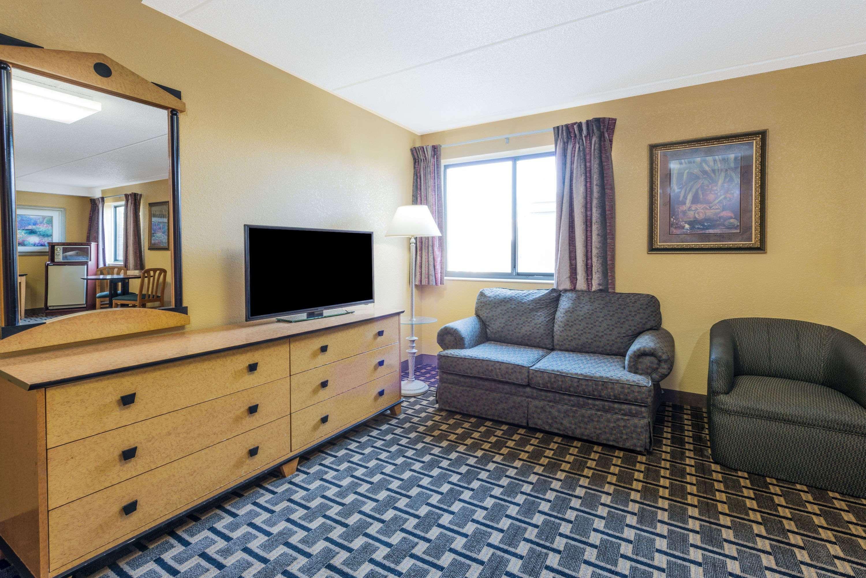 Days Inn By Wyndham Hurstbourne Λούισβιλ Εξωτερικό φωτογραφία