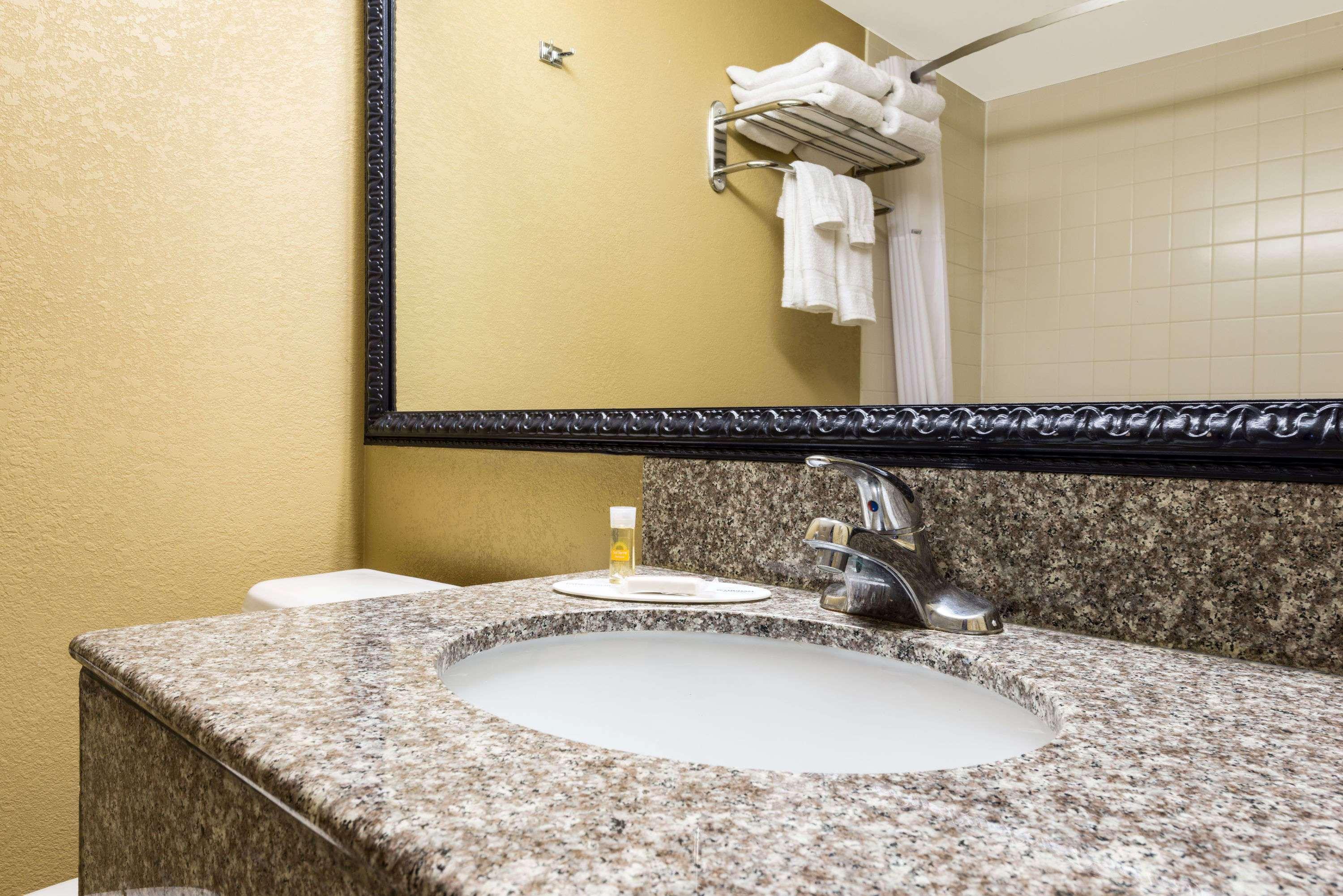 Days Inn By Wyndham Hurstbourne Λούισβιλ Εξωτερικό φωτογραφία